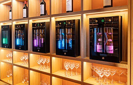 Servir le vin au verre