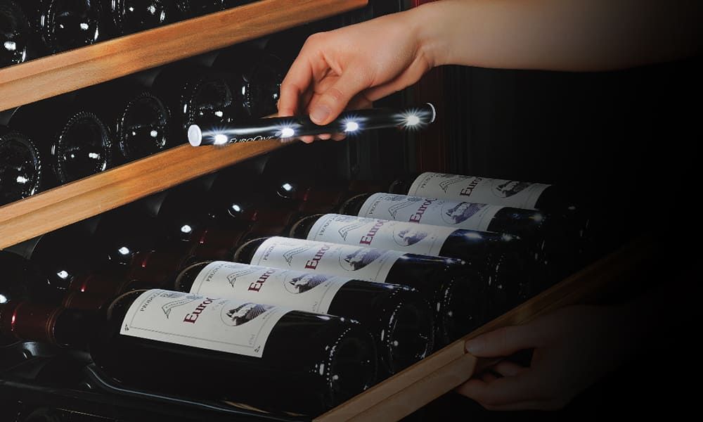 Un éclairage astucieux et amovible qui facilitera la lecture de vos étiquettes.