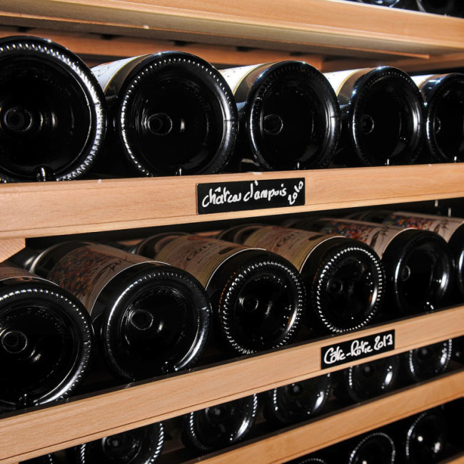 cave-a-vin-etiquette-metal-trouver-facilement-bouteille-vin-dans-sa-cave-eurocave.jpg