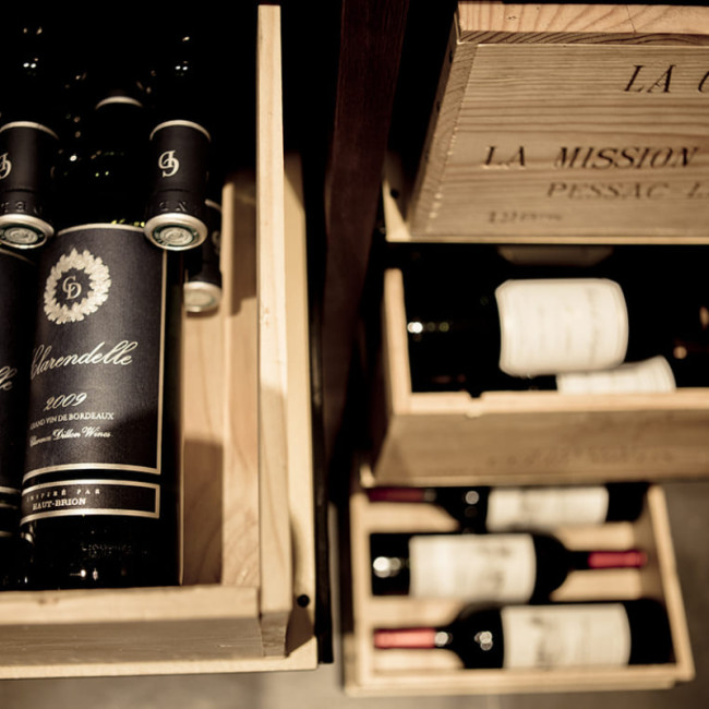 Rangement caisse de vin coulissant EuroCave en bois et acier, 12 bouteilles.