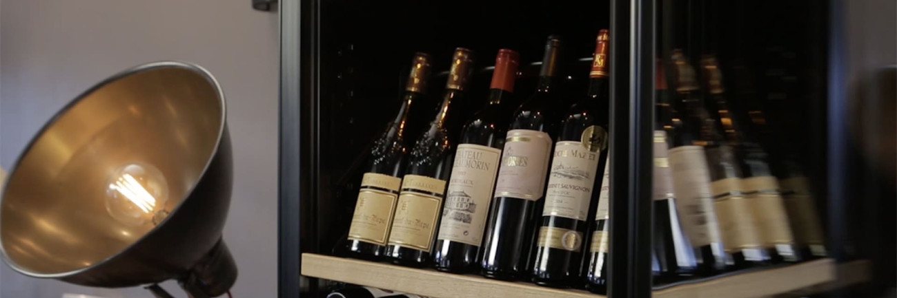 Tutoriel vidéo. Guide d'installation pas à pas pour monter un kit de présentation sur une étagère coulissante dans une armoire à vin EuroCave. Mise en valeur des bouteilles de vin.