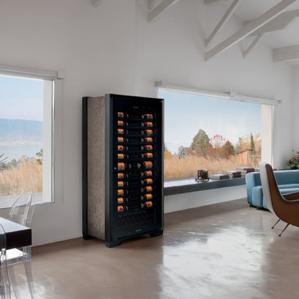 Cave a vin de vieillissement par excellence, la cave à vin EuroCave Royale est installée dans salon avec vue et au mobilier design.