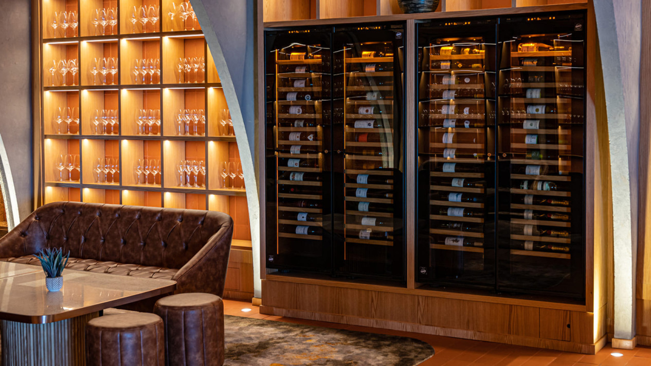 Mur de vin avec quatre grandes caves à vin intégrées - Scénographie de l'offre vin dans la décoration d'un restaurant. Inspiration EuroCave