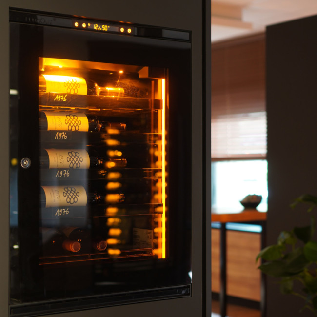 Mise en scène des bouteilles grâce à l'éclairage ambré intégré et mise en valeur des étiquettes grâce aux options de présentation offerte par la clayette premium.  Inspiration EuroCave