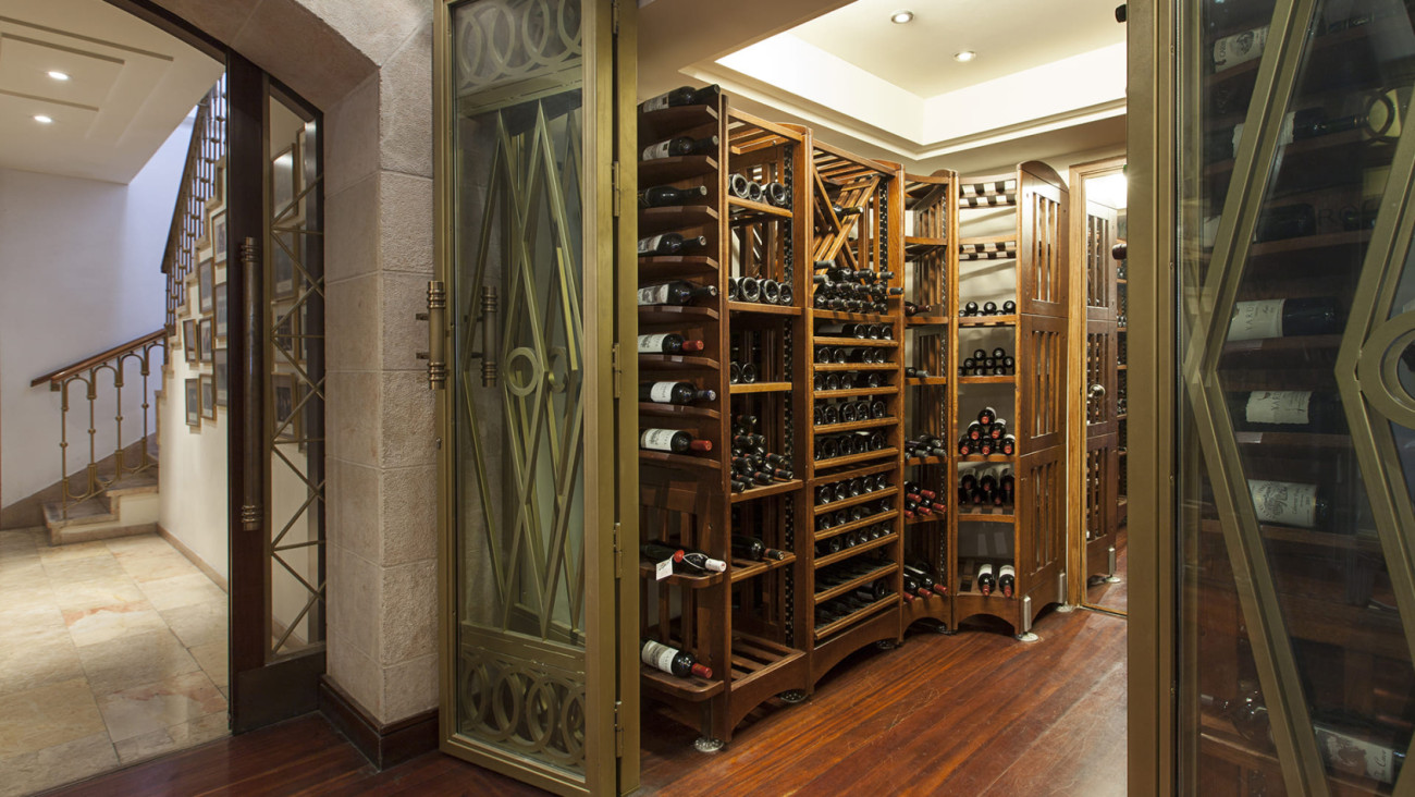 Aménagez une cave à vin sur mesure à la manière d'un dressing avec ce mobilier modulable et assemblable qui optimise l'espace, crée une atmosphère chaleureuse et donne du cachet à votre maison.