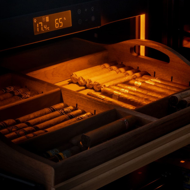 Température et taux d'humidité ; une cave à cigare électrique de qualité recrée un environnement propice à la bonne conservation des cigares.