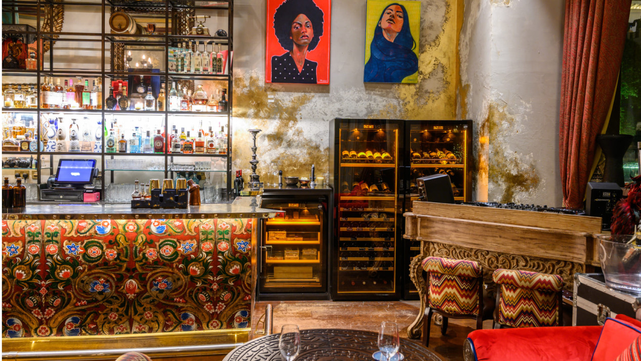 Cave à cigares EuroCave dans un restaurant. Sa grande capacité de conservation des cigares est intéressante pour les professionnels comme les club cigares, bar lounge,...