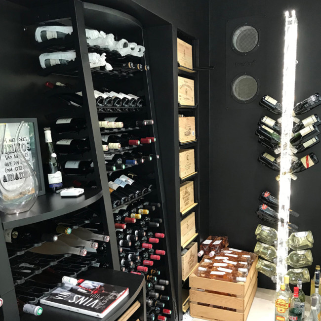 Climatiseur de cave monobloc qui s’adapte à toutes les installations - Installation externe ou interne à la pièce - Évacuation de l’air sur le côté au choix à l’achat.