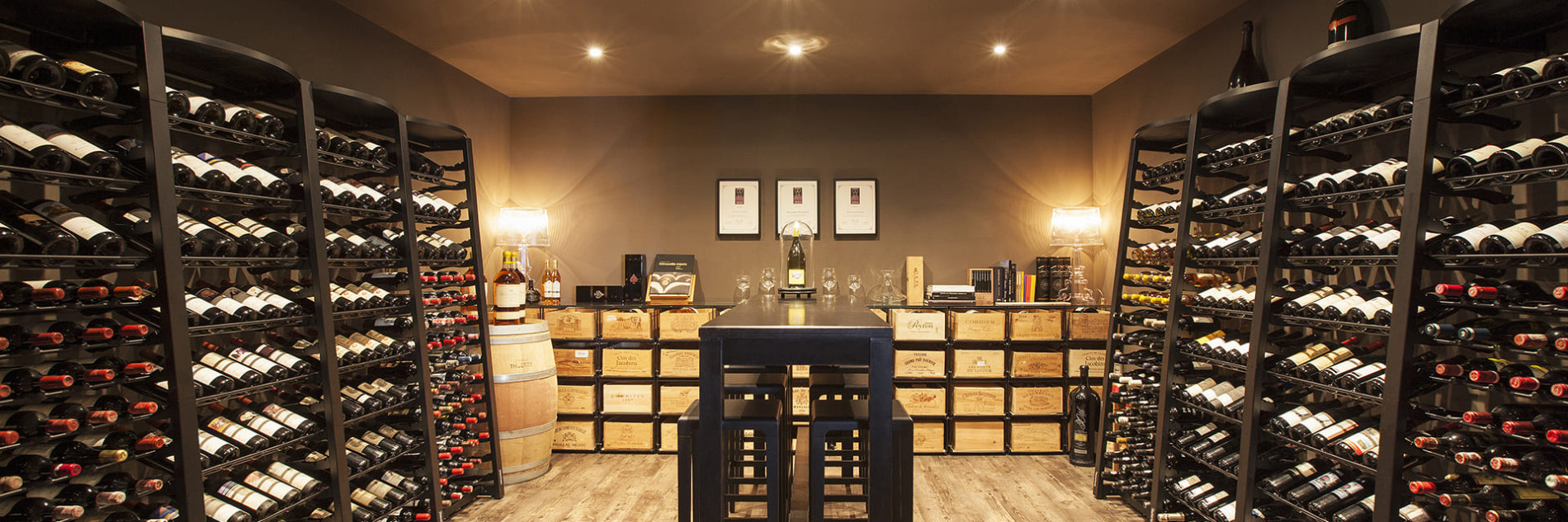 Aménagement de cave à vin moderne. Créez un espace dégustation professionnel dans votre magasin pour faire goûter vos vins à vos clients. Solutions de rangement vin et climatisation eurocave