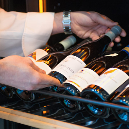 Cave à vin professionnelle de service. Mise à température du vin : rafraîchir ou chambrer. Compartiments indépendants ou températures échelonnées. Clayettes accès facile aux bouteilles, accessoires étagères.