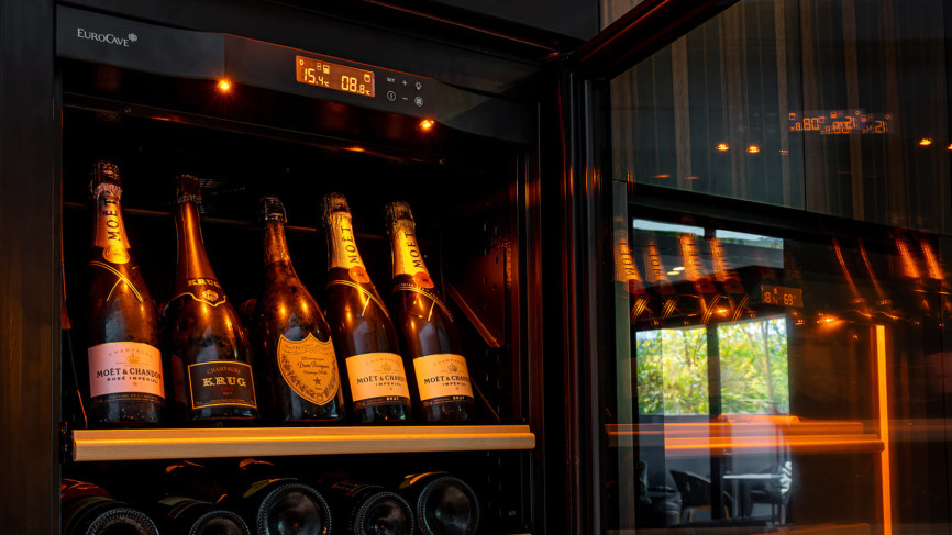 Nombreux accessoires de rangement des bouteilles de toutes tailles et formes. Ici une cave de service avec mise à température des bouteilles de champagne installées sur une clayette de présentation.