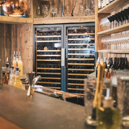 Armoires professionnelles de service installées derrière le comptoir : cave dual zone avec 2 compartiments de température indépendants et cave multi-températures.