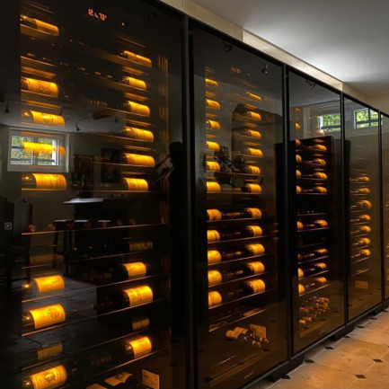 Mur de caves 1 température toutes options pour une superbe mise en valeur des crus. Clayettes rétro-éclairées et bandeau lumineux, prestations premium.
