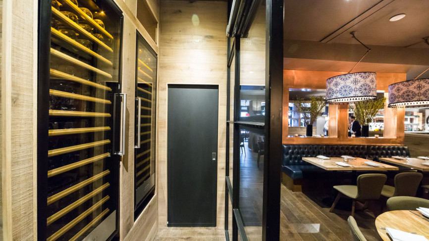 Encastrées sous le comptoir, intégrées dans un meuble sur mesure, nos caves encastrables professionnelles sont spécialement conçues pour vous faire gagner de la place et répondent aux standards des cuisinistes.