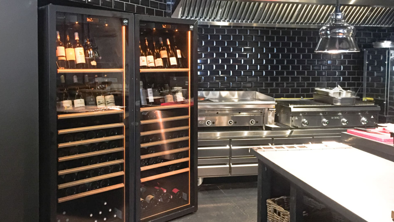 Une gestion simplifiée des références vin proposées à la carte grâce à cette double cave à vin de vieillissement qui permet de garder les vins tout en sécurité en respectant les critères de conservation du vin.