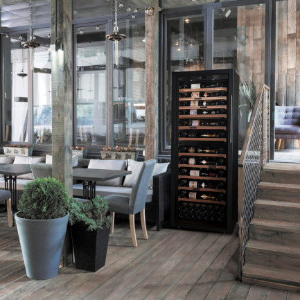 Installée en salle, la cave de stockage valorise votre catalogue de vin et attire le regard en même temps qu’elle offre les conditions optimales de conservation du vin.