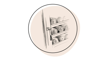 Entrez dans les coulisses des caves à vin de restaurants ou de bar à vins, qu’ils soient prestigieux et mondialement connus, ou plus confidentiels mais qui ont en commun une carte des vins originale et qui signe l’identité de leur établissement.