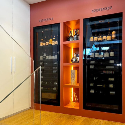 Installation de 2 caves à vin encastrées sur un palier d'escalier - Projet du magasin EuroCave à Annecy – gamme Revelation