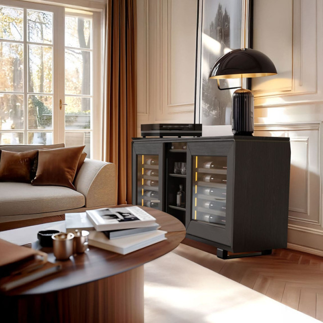 Associez luxe et praticité d'un mobilier vin dans votre salon. Mise en valeur des bouteilles grâce à l'éclairage intégré. Température optimale de dégustation du vin blanc et rouge grâce à 2 compartiments réfrigérés indépendants.