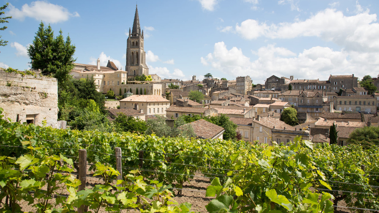 Photo du village de Saint-Émilion dans la région de Bordeaux où il est produit de nombreux crus renommés dans le monde entier.