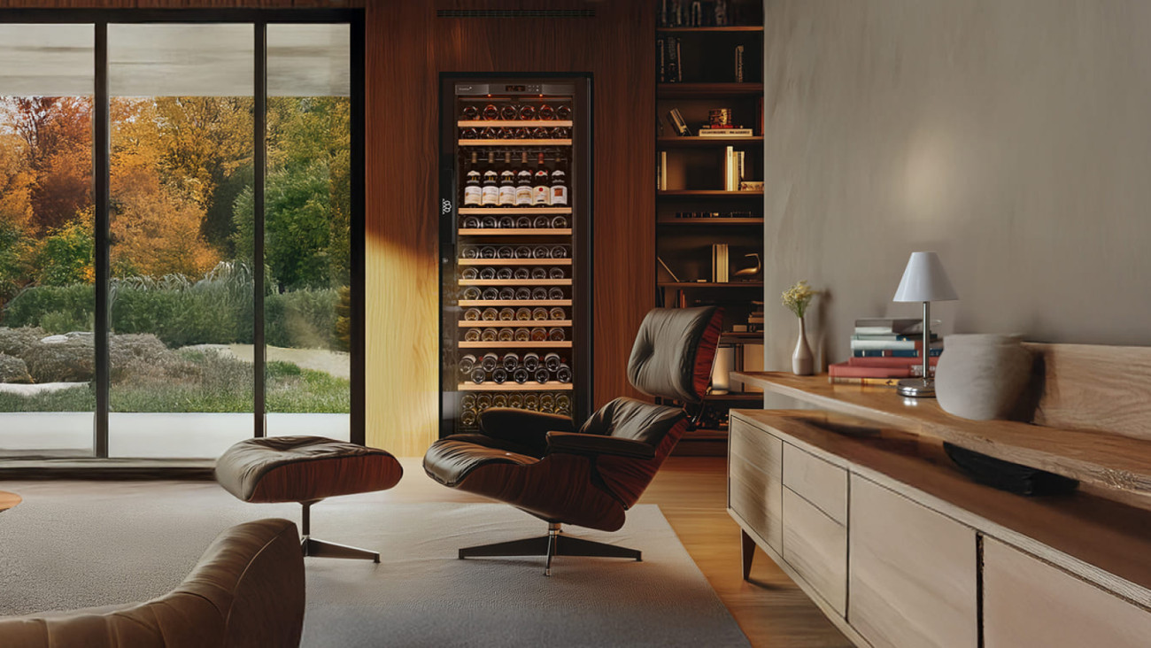 Prendre soin de ses grands crus avec une cave à vin électronique. Ici une cave 3 températures EuroCave pour conserver à température idéale de dégustation.