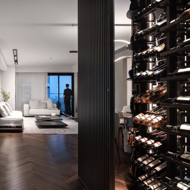Aménagement d'une pièce à vin vitrée dans le salon comme élément de l'architecture d'intérieur d'un appartement - Modulo-X EuroCave