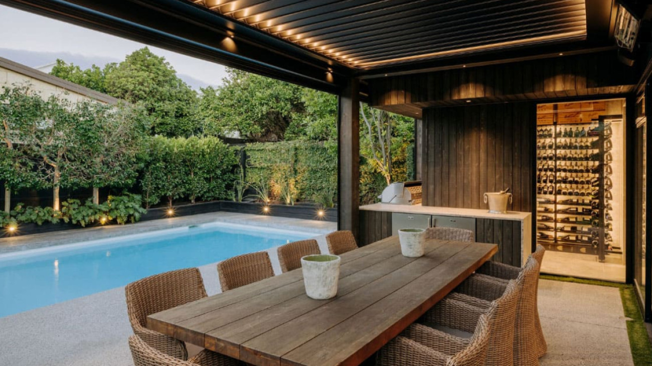 Agencement d'un maison de standing avec une pièce à vin visible de l'extérieur terrasse avec pisicne - Modulo-X