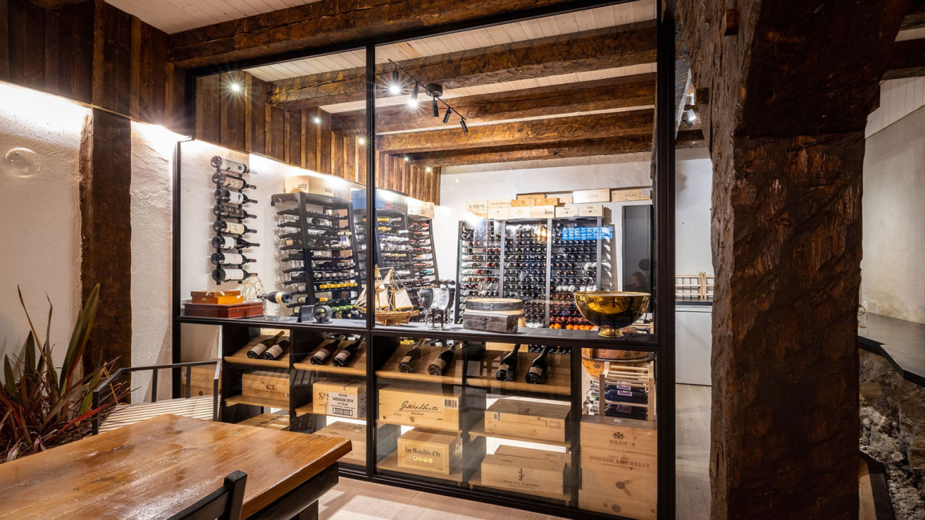 Une cave naturelle ou une pièce à vin climatisée permet de garder le vin dans de bonnes conditions sur le long terme pour qu'il ateigne son apogée. 