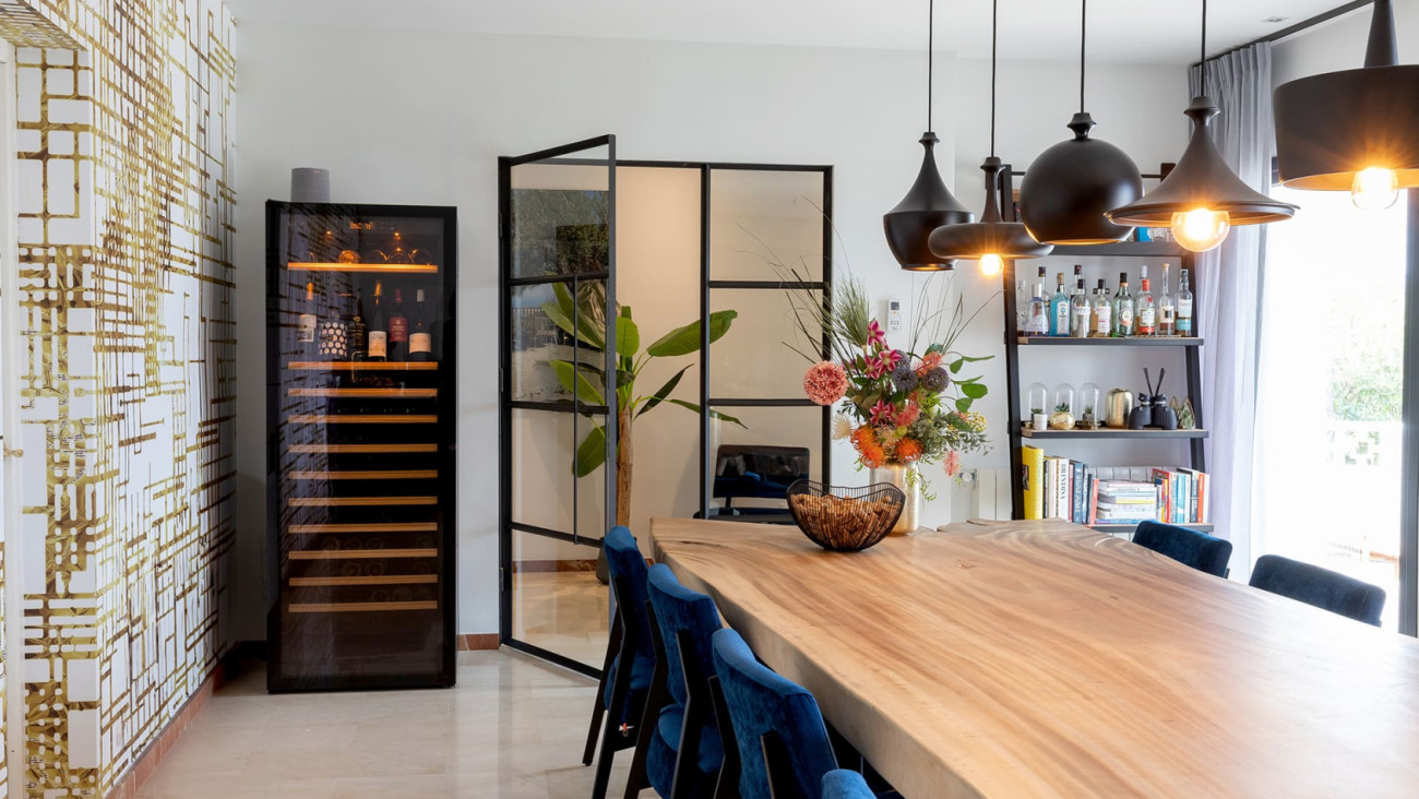 Une cave à vin électronique EuroCave, le meilleur endroit pour faire vieillir le vin en appartement ou dans nos maisons modernes car elle reproduit les conditions essentielles comme dans une cave naturelle.