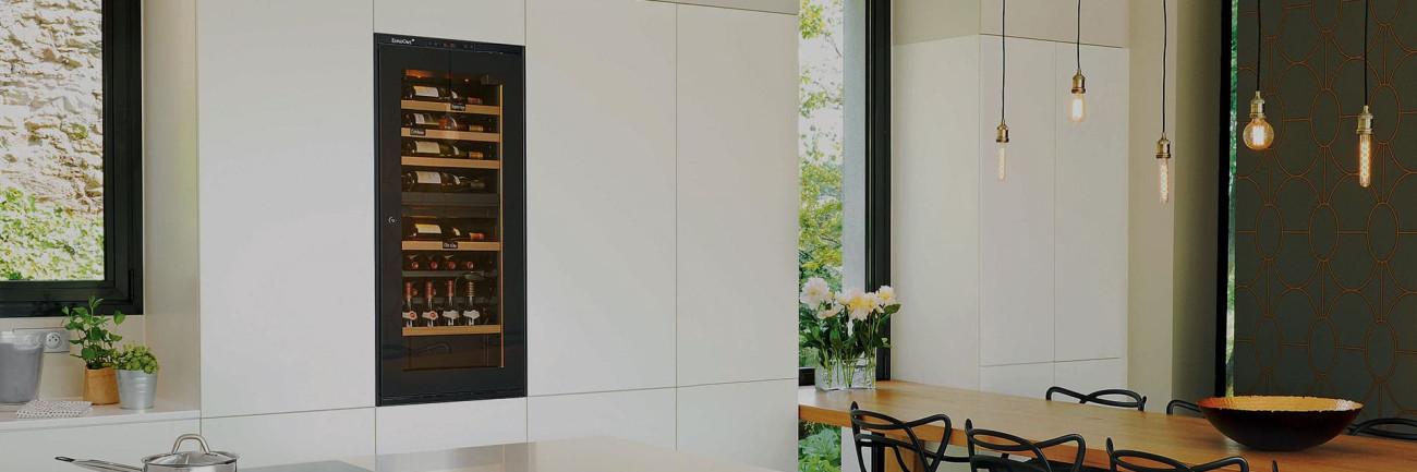 Cave à vin de service encastrée dans un meuble d'une cuisine blanche haut de gamme.
