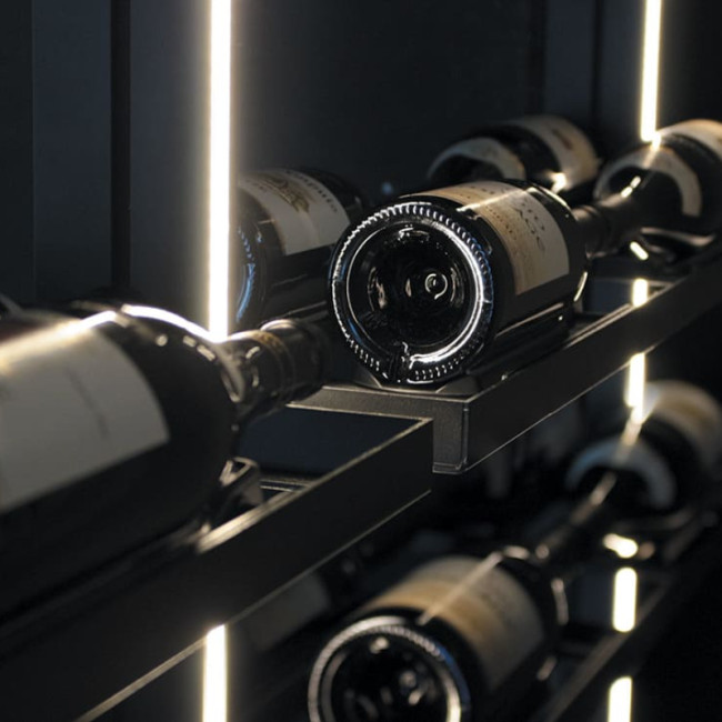 Étagères de rangement pour cave à vin avec éclairage intégré et multiples options de présentation des bouteilles de vin.