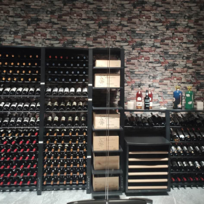 Vitrine vin climatisée. Rangement cave à vin en métal, modulable et fonctionnel. Options modules coulissants ou caisse vin. Supports individuels pour bouteilles de vin.