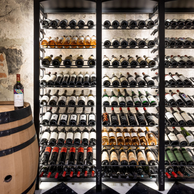 Étagères métalliques modulables robustes pour pièce à vin climatisée. Présentoir vin avec grande capacité de rangement et stockage bouteilles.