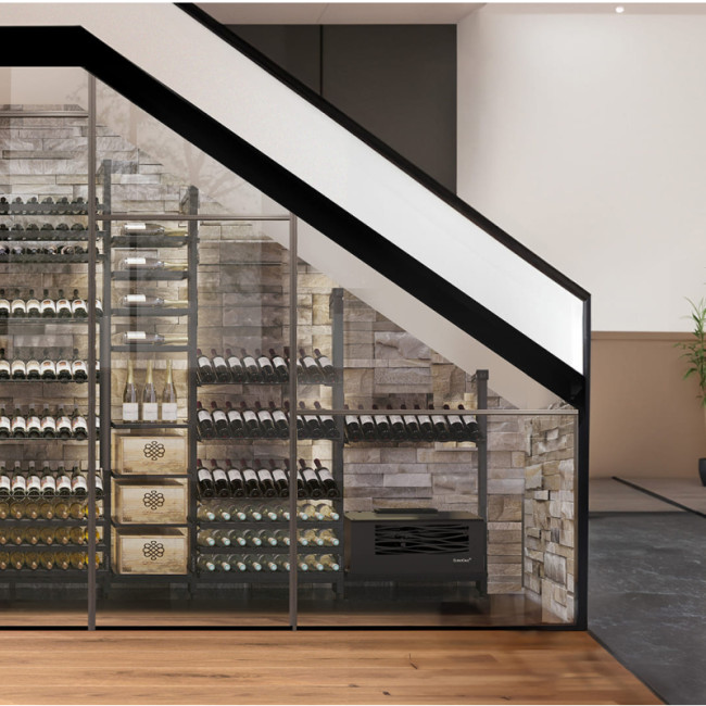 Climatiseur pour aménagement sur mesure d’un petit espace vin climatisé sous escalier, dans un placard mural vitré. Décoration intérieure haut de gamme.