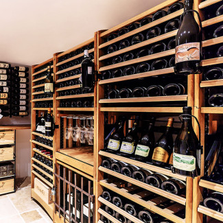 Cave à vin du Wine Story. Modules de rangement vin en bois massif Modulothèque