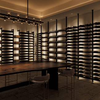 Espace de dégustation vin créé avec les rangements aériens en métal Modulo-X