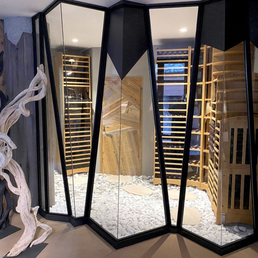 Design de cave à vin de rêve - Piece à vin climatisée dans un restaurant à la montagne - Rangements modulables en bois massif Modulothèque eurocave