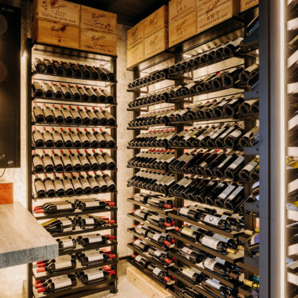 Collection de vin conservée en sécurité dans un aménagement de cave de prestige grâce aux rangements modulables en acier Modulo-X d'EuroCave