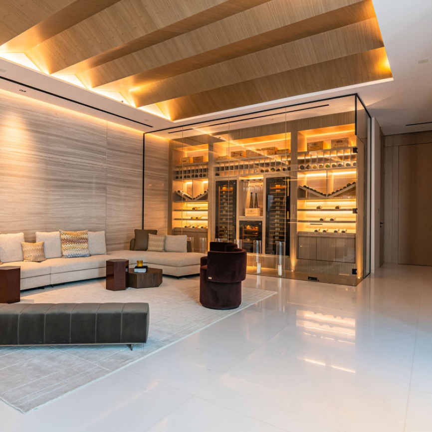 Incroyable pièce à vin climatisée intégrée dans l'architecture d'intérieure d'une maison de luxe