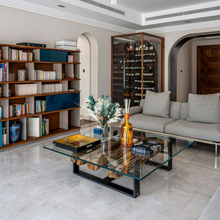 Espace vitrine à vin climatisée aménagé dans un salon d'une maison moderne