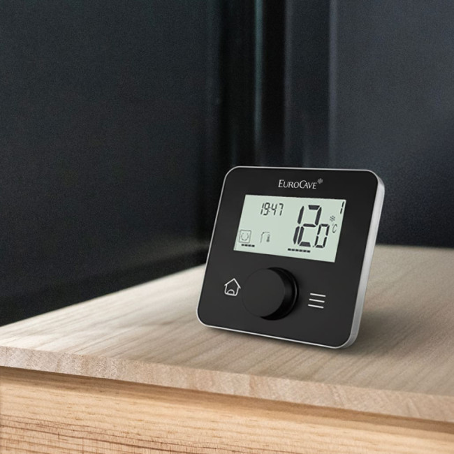 Climatiseur de cave à vin avec télécommande pour pilotage et contrôle à distance de la température et l'hygrométrie dans la pièce.