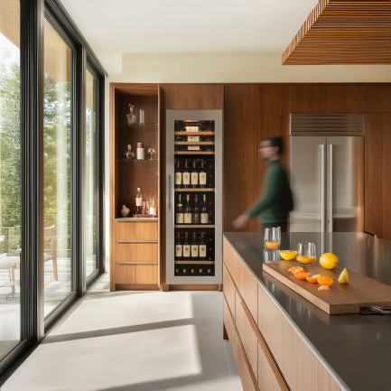 Cave à vin de vieillissement avec une porte vitrée technique en Inox, intégrée dans un placard de cuisine - Inspiration EuroCave