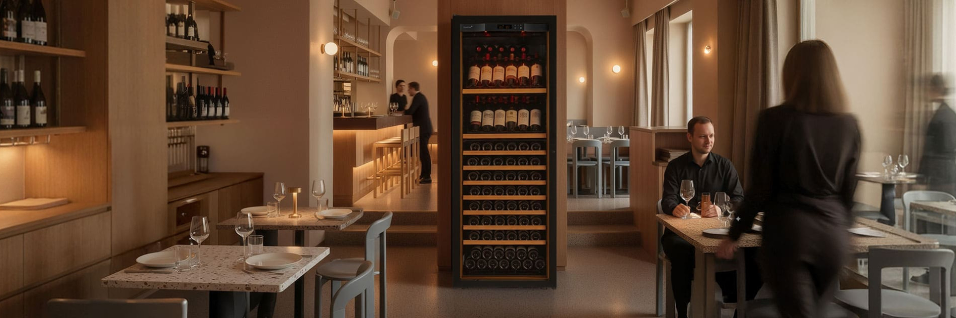 Cave à vin de service avec présentation des bouteilles et éclairage intégré dans une salle de restaurant