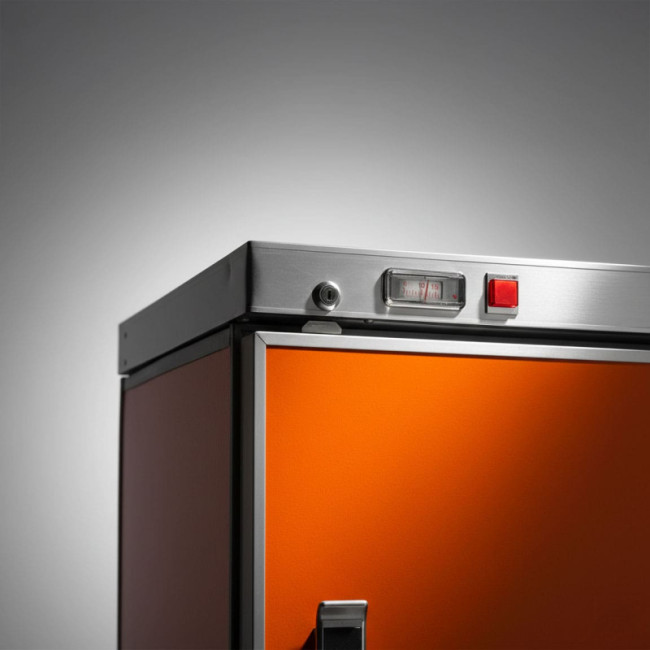 Premiers modèles de caves à vin au style vintage orange symboles de l’innovation d’origine