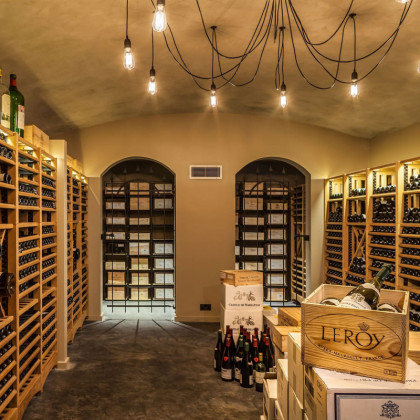 Étagères en chêne massif EuroCave Modulothèque dans la cave à vin de Till House.