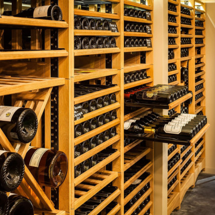 Rangements de vin modulable en bois massif par David Butler pour EuroCave.