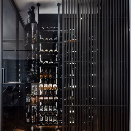 Rangement de vin design et aérien avec étagères métalliques Modulo-X en Israël.