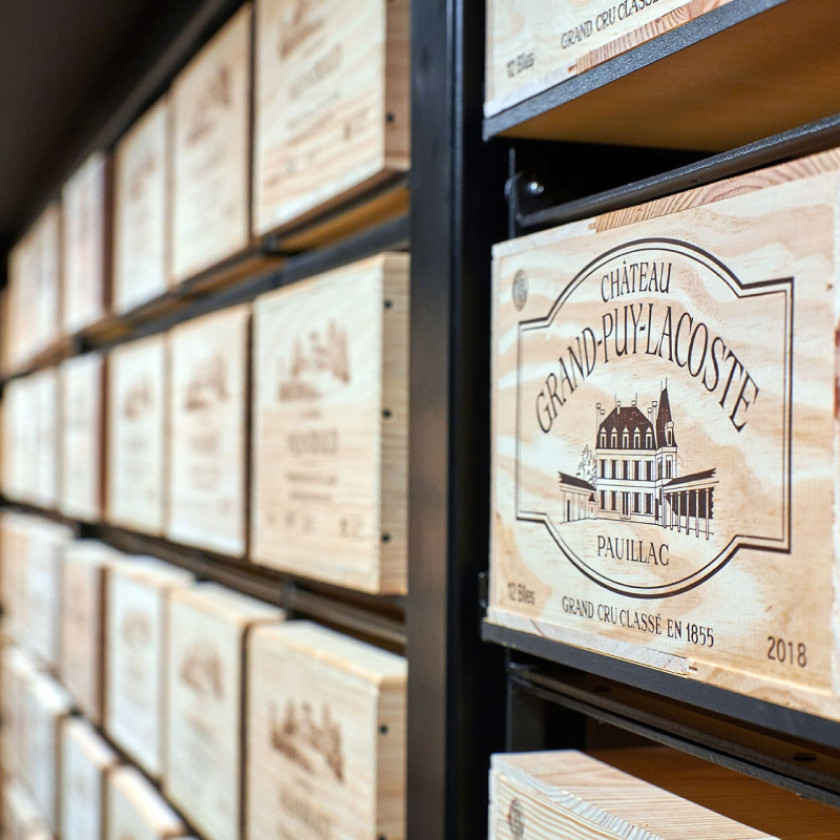 Aménagement professionnel de chai avec solutions de rangement de vin par Denis Lacharme.