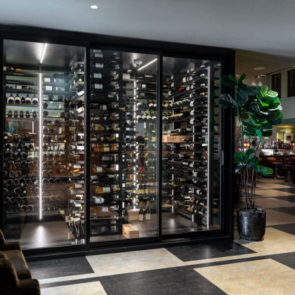 Design de cave à vin luxueux pour le secteur CHR avec les solutions EuroCave.