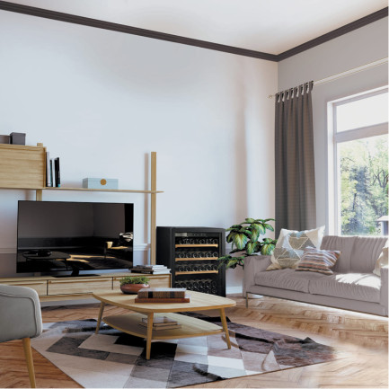 Petite cave à vin installée dans un salon au parquet chevron, avec porte vitrée et décoration de style scandinave.